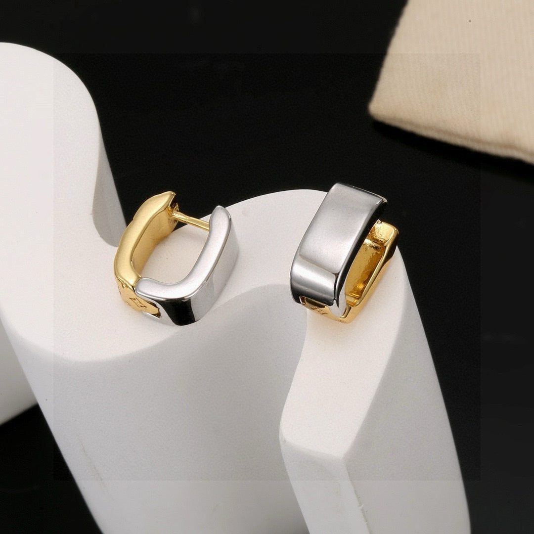 Clover Stud Earrings in Polished Metal-Tone – Clover Detail – Design 006 side detail