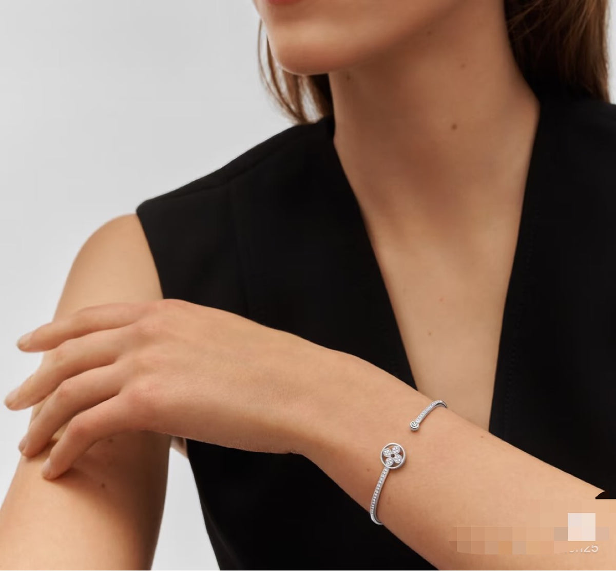 Clover Bangle in Polished Metal-Tone – Clover Detail – Design 002 detail view