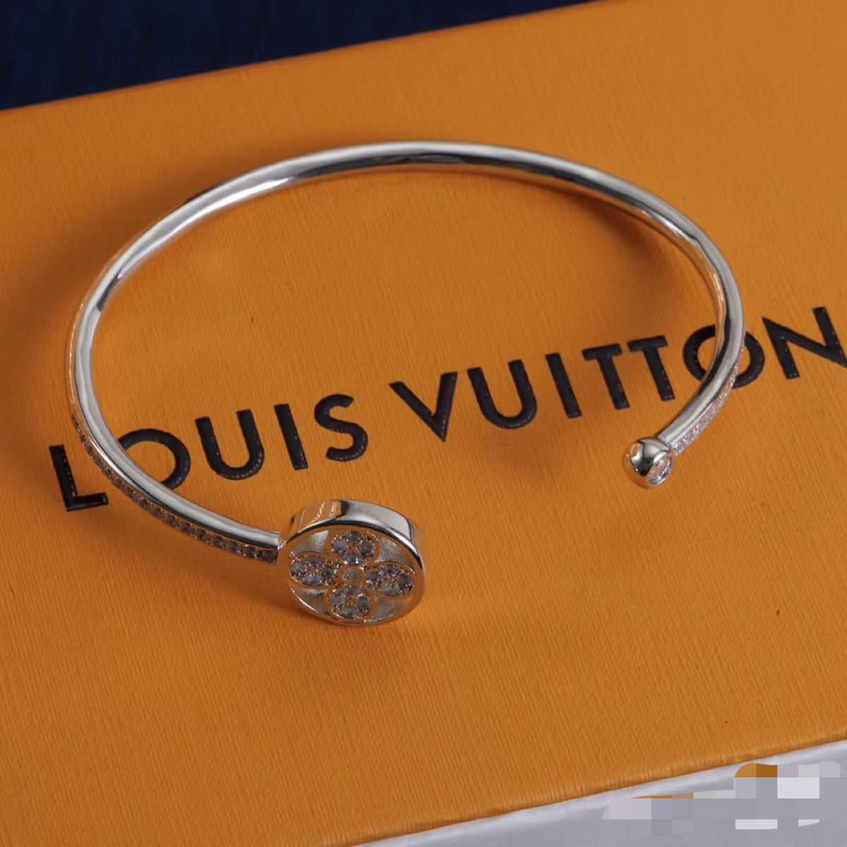 Clover Bangle in Polished Metal-Tone – Clover Detail – Design 002 close-up detail