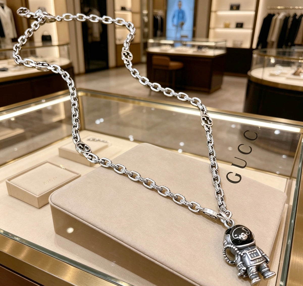 Double-G Emblem Pendant Necklace in Polished Metal-Tone – Vintage Detail – Design 003 side detail