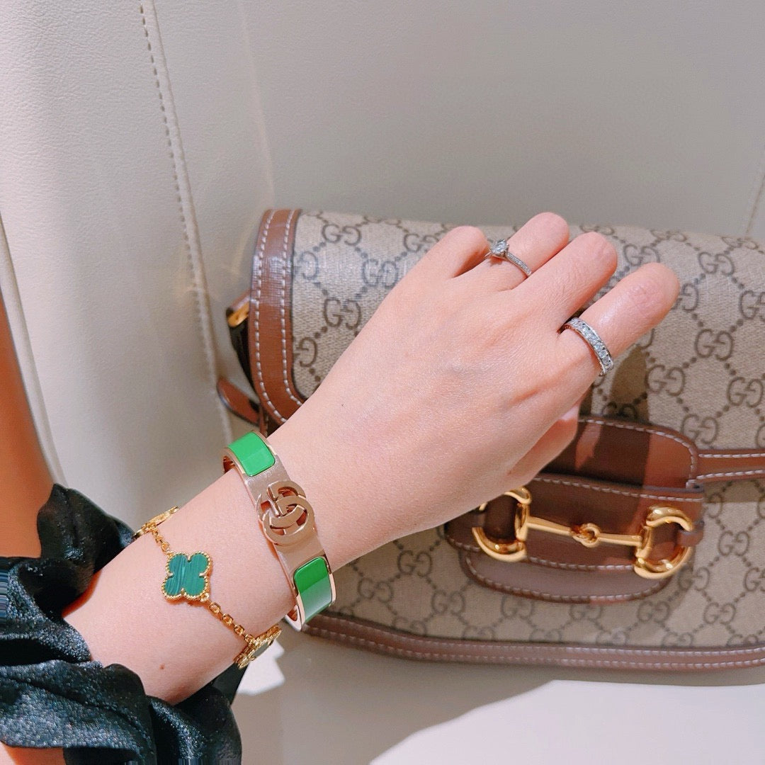 Double-G Emblem Bangle in Gold-Tone – Design 002 detail view