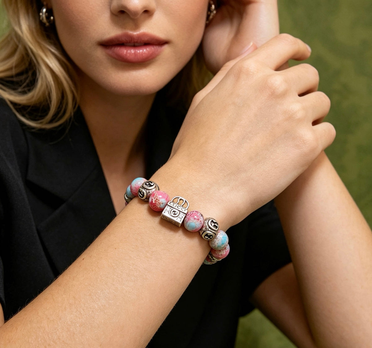 Double-G Emblem Beaded Bracelet in Polished Metal-Tone – Agate Detail detail view