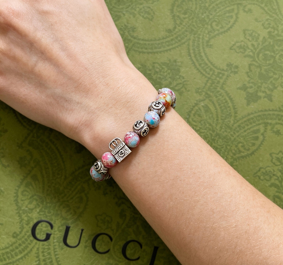 Double-G Emblem Beaded Bracelet in Polished Metal-Tone – Agate Detail styled product view