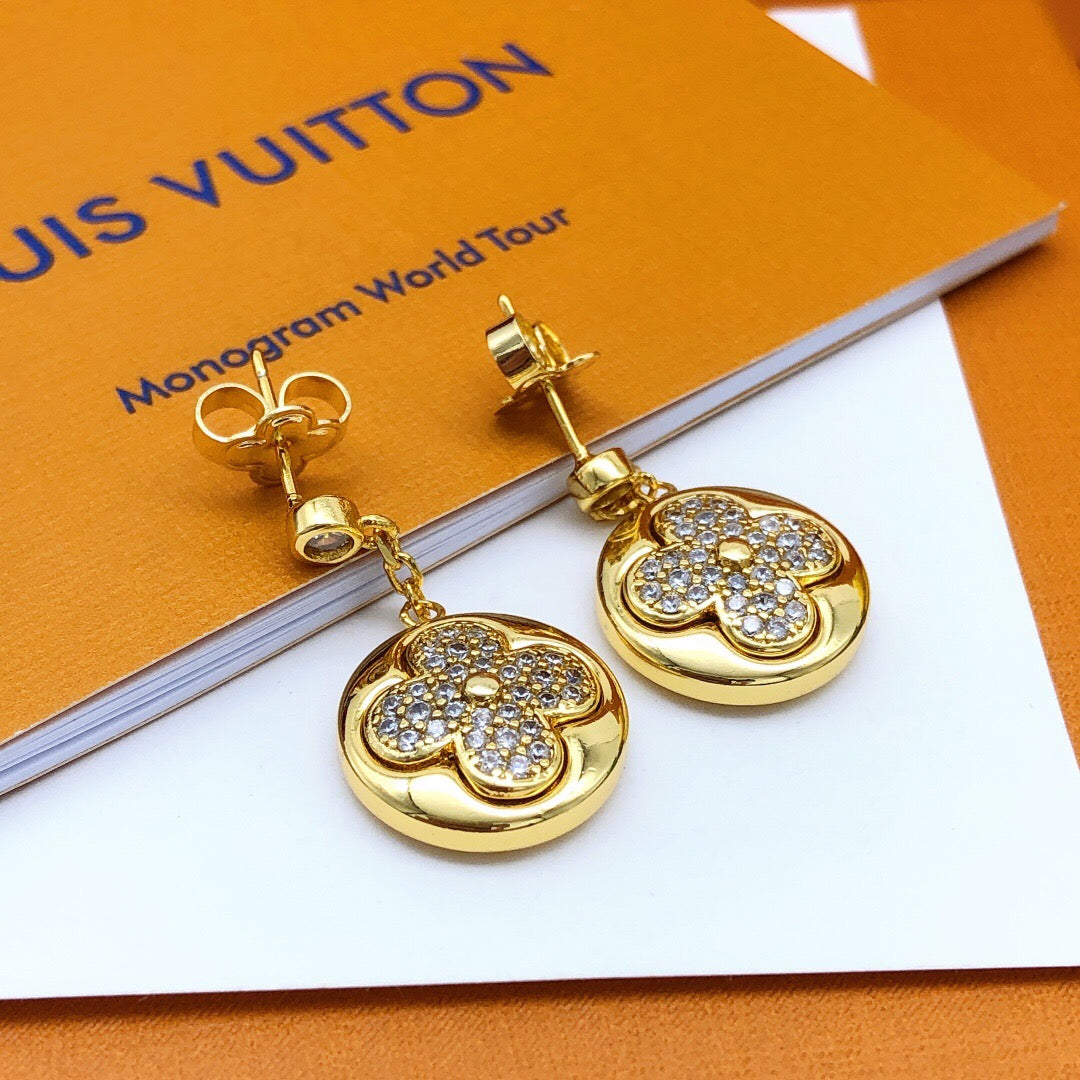 Round Stud Earrings in Gold-Tone – Design 001 close-up detail