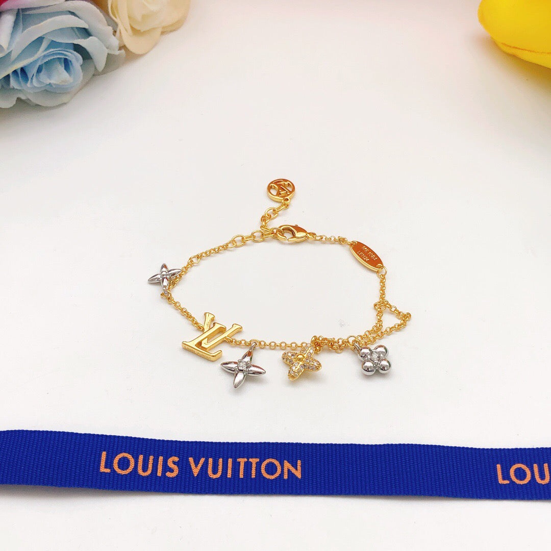 Geometric Emblem Bracelet in Gold-Tone – Design 007 side detail