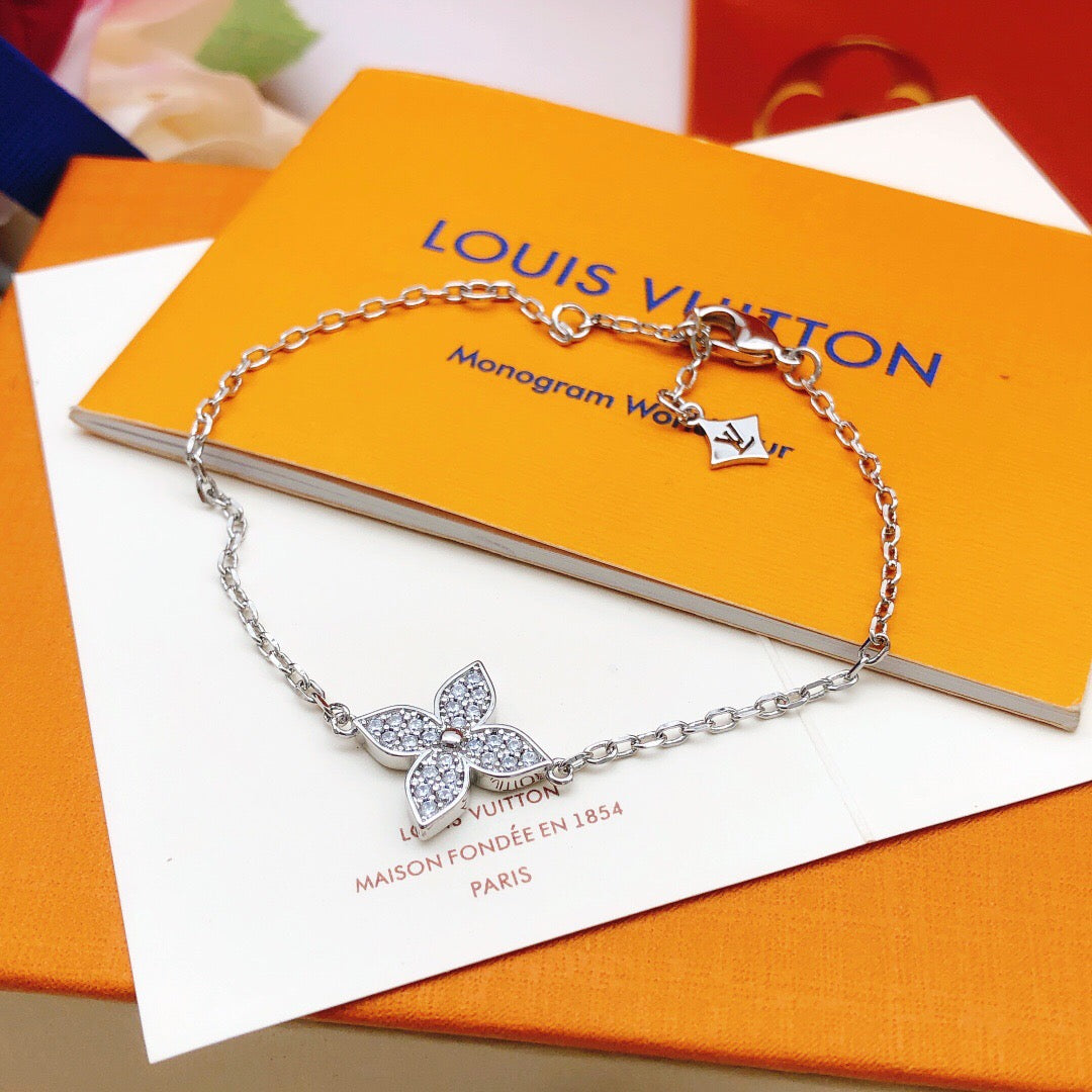 Geometric Emblem Bracelet in Silver-Tone – Silver Detail – Design 003 detail view
