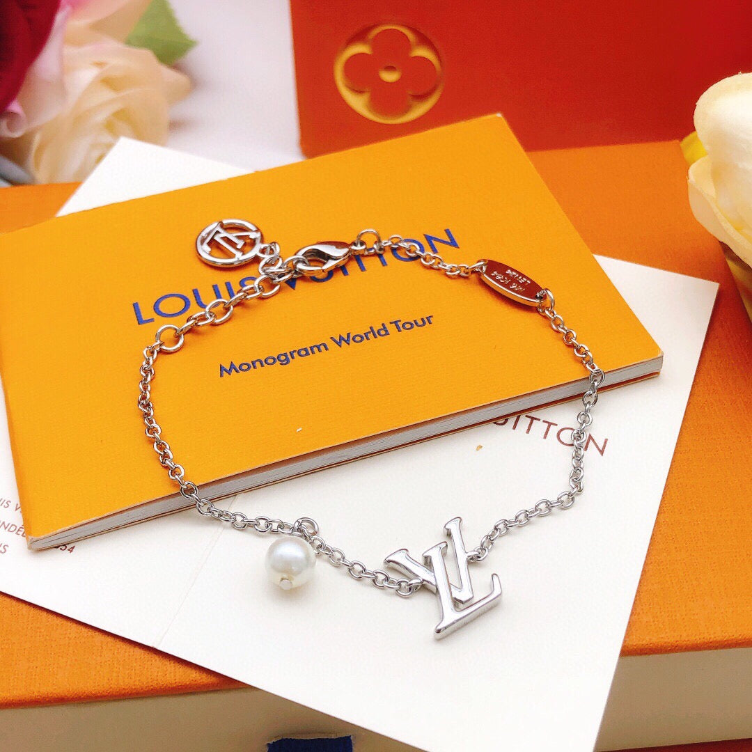 Geometric Emblem Bracelet in Silver-Tone – Silver Detail side detail