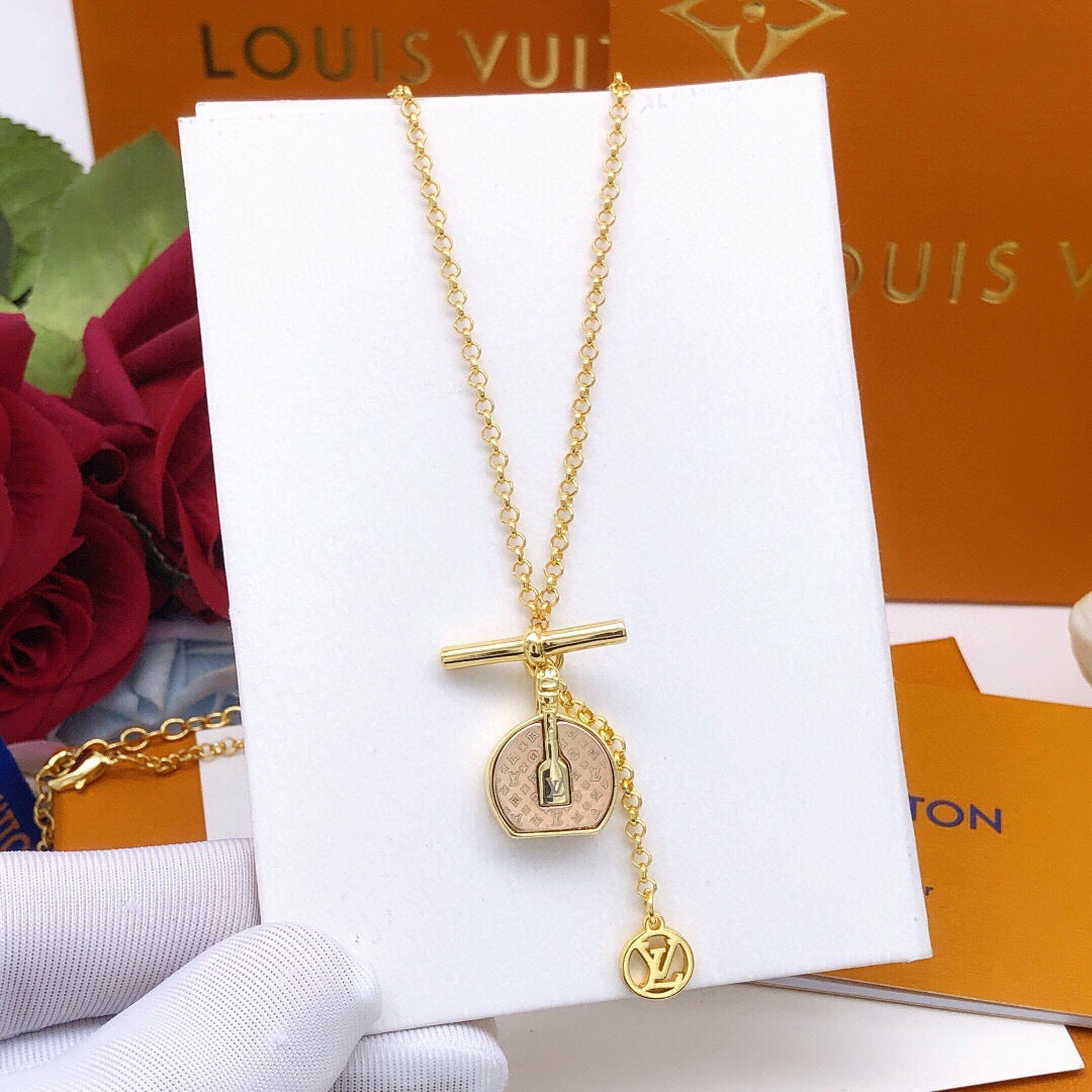 Bag Motif Pendant Necklace in Gold-Tone – Bag Detail close-up detail