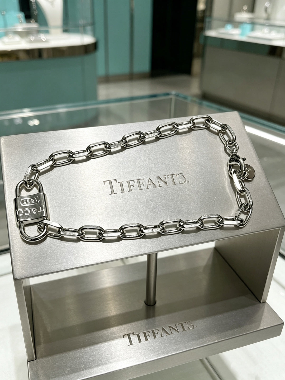 Signature Motif Bracelet in Silver-Tone – Vintage Detail – Design 02 close-up detail