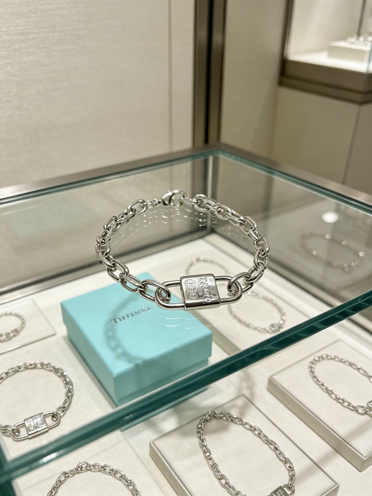 Signature Motif Bracelet in Silver-Tone – Vintage Detail – Design 02 side detail