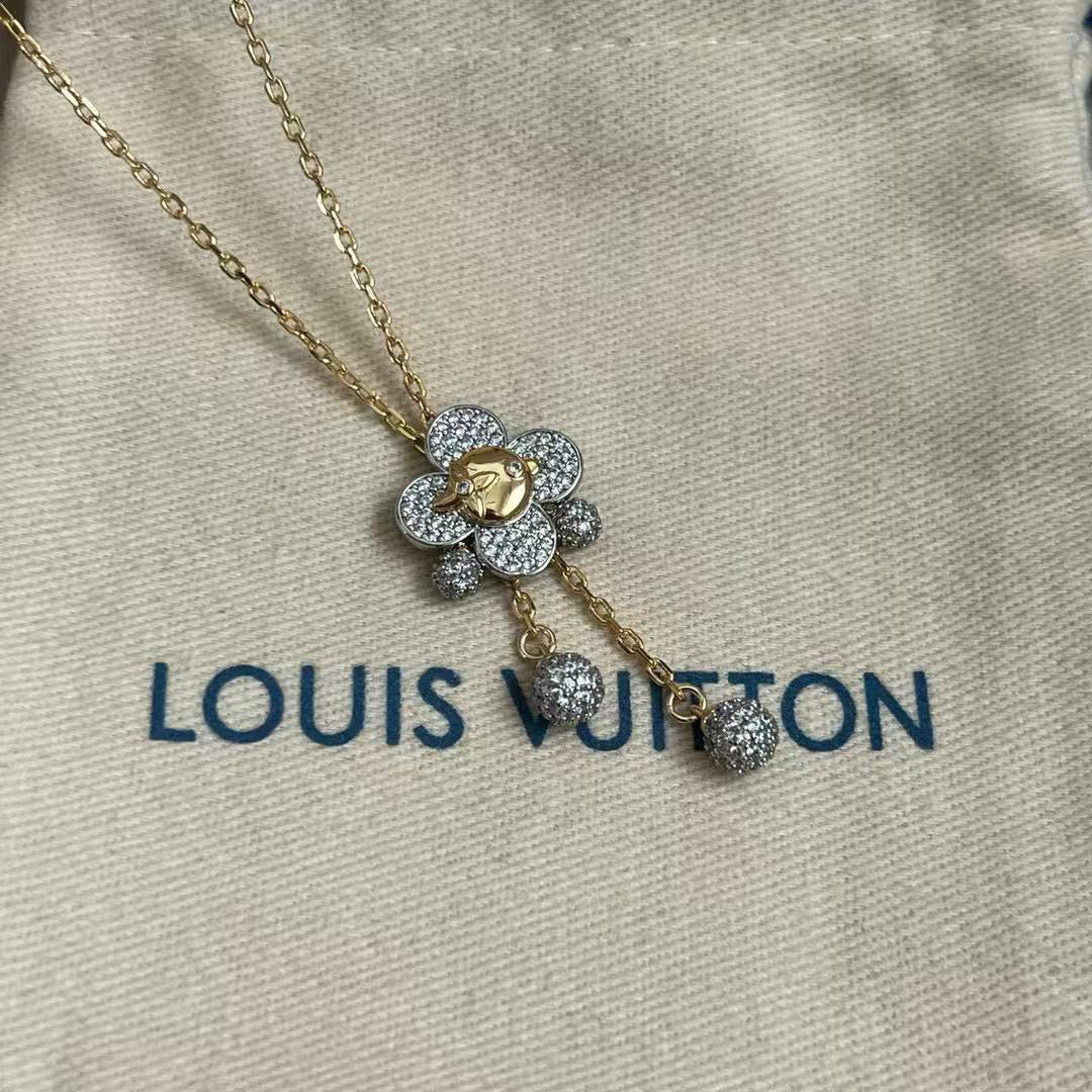 Sunflower Pendant Necklace in Polished Metal-Tone – Sunflower Detail styled product view