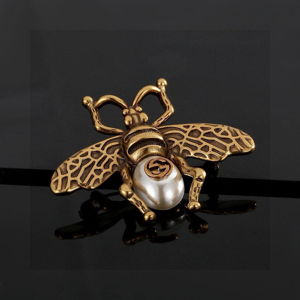 Double-G Emblem Brooch in Gold-Tone – Design 001 detail view