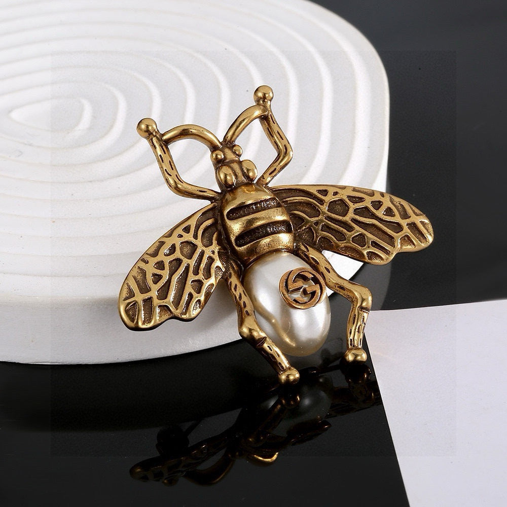 Double-G Emblem Brooch in Gold-Tone – Design 001 side detail