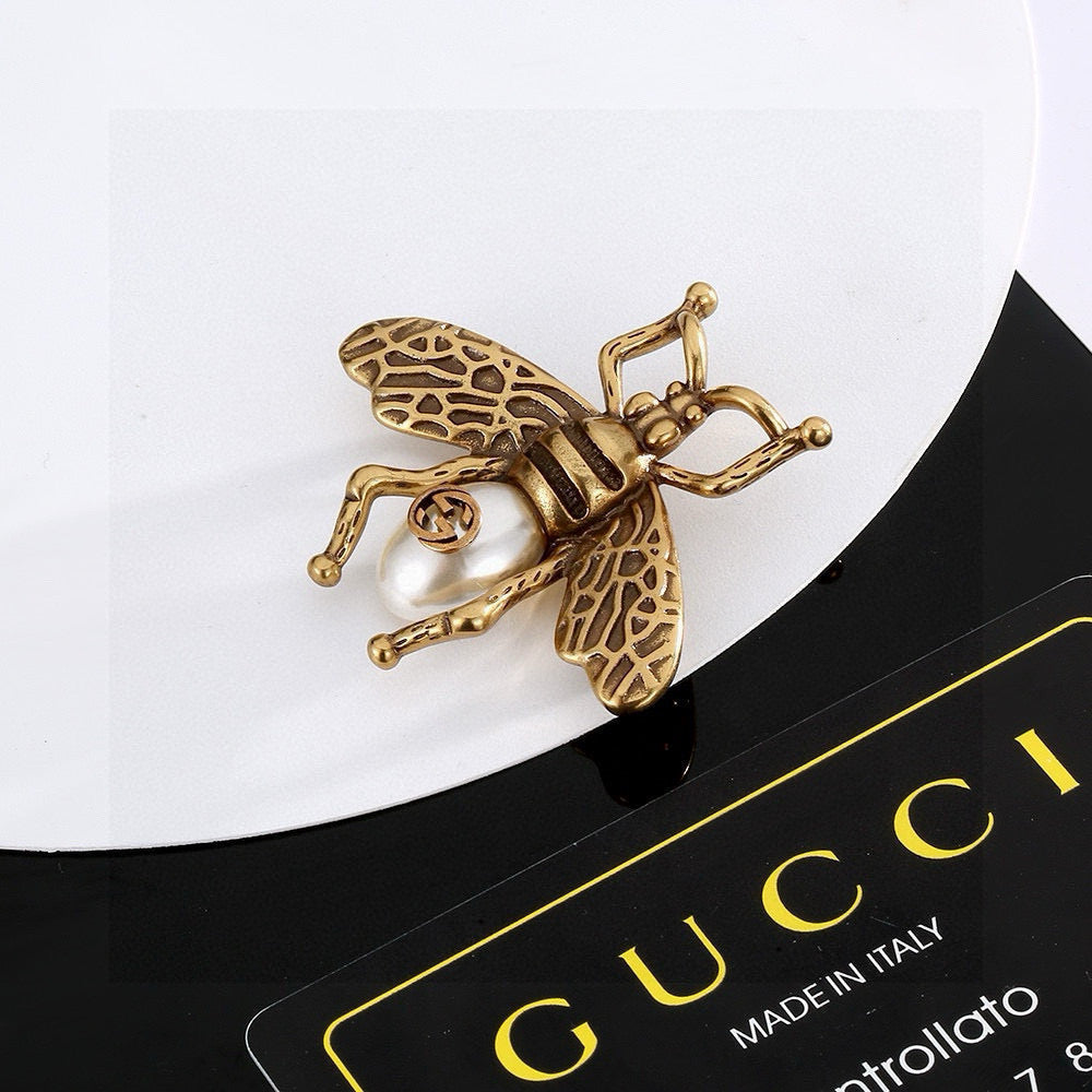 Double-G Emblem Brooch in Gold-Tone – Design 002 front product view