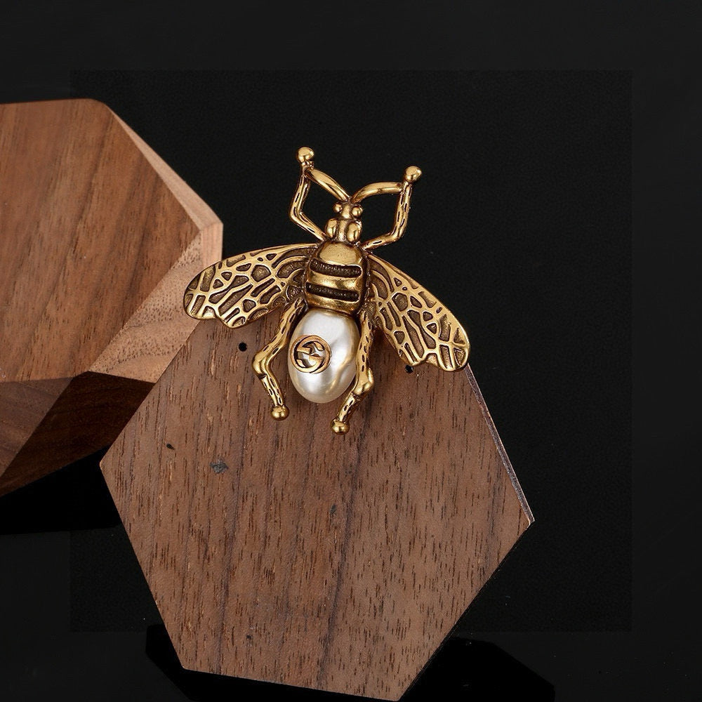 Double-G Emblem Brooch in Gold-Tone – Design 002 close-up detail
