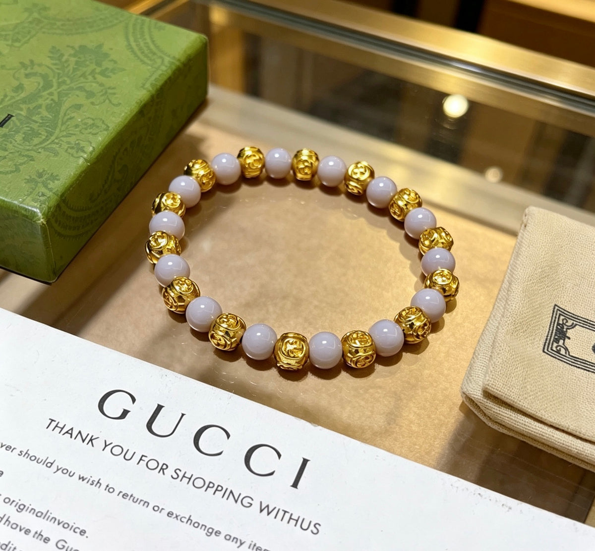 Double-G Emblem Beaded Bracelet in Polished Metal-Tone – Agate Detail – Design 002 close-up detail